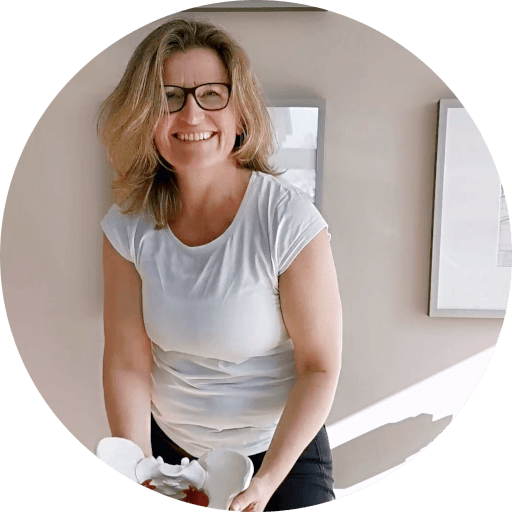 Personal image from Colette Böhme holding a pelvic floor model